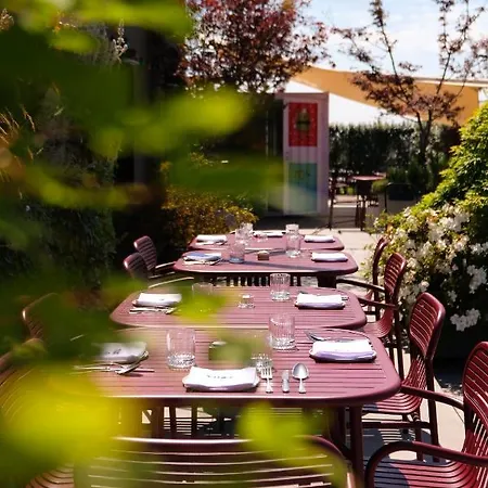 Yust Hotel